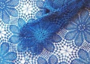 crochet scarf of blue daisies