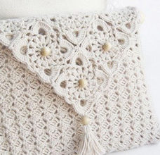 Crochet purse with delicate motifs preview