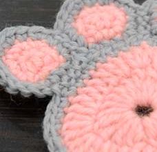 crochet a cute paw print -preview