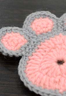 crochet a cute paw print -preview